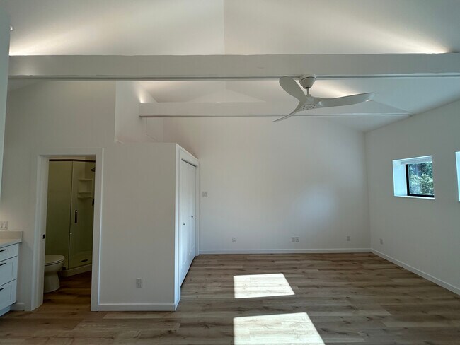 Estudio con vista al sur - 16575 Franklin Rd