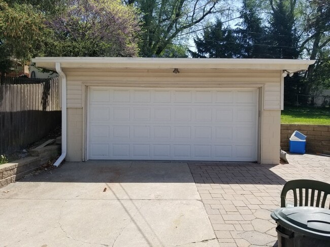 Photo - Aksarben/UNO 4 bed 2 bath with gas firepit... House