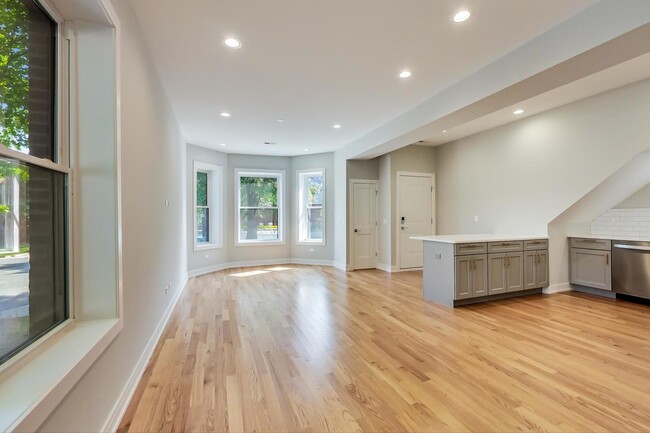 Building Photo - 3534 W Wrightwood Ave