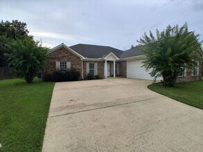 Building Photo - 9950 Meadowood Dr