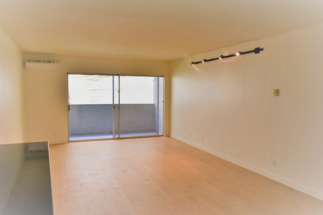 Foto del edificio - 642 N W Knoll Dr