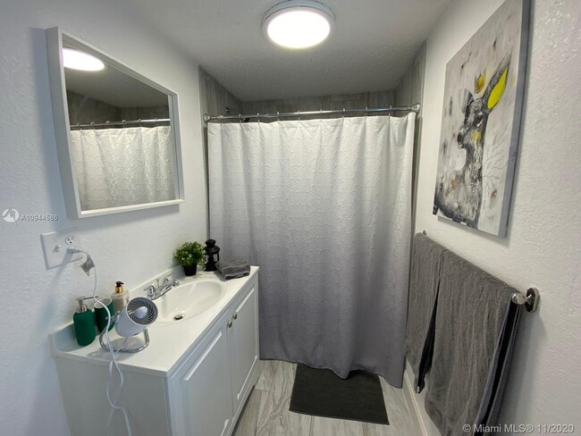 Foto del edificio - 1223 SW 128th Ave