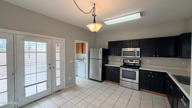 Building Photo - 689 E Springfield Pl