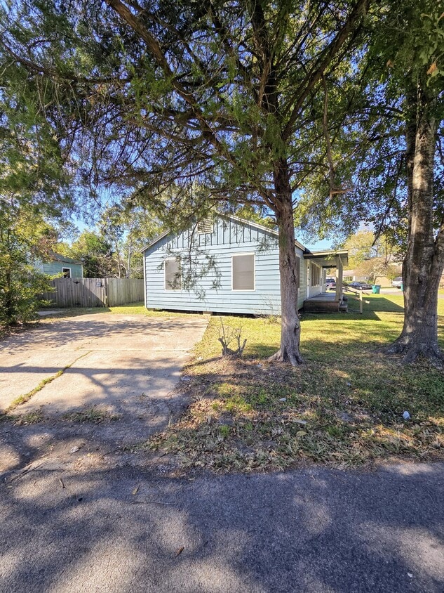 Primary Photo - 401 W Dewey Ave