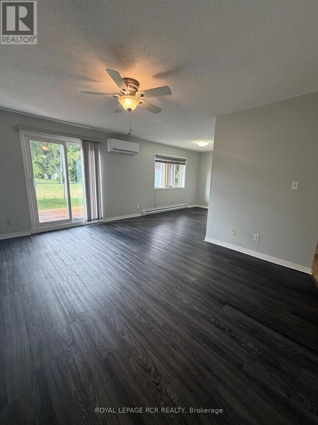 Photo du bâtiment - B - UNIT 4 (LOWER LEVEL) - 50 THIRD STREET