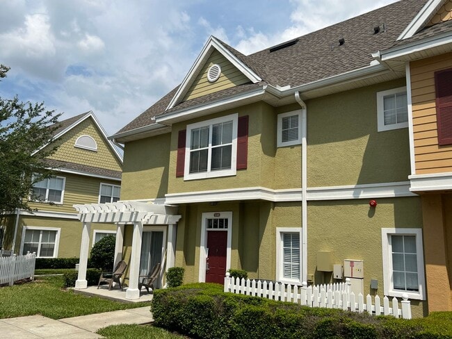 Building Photo - Fully Furnished 4 Bedroom 3 Bath Townhome ...