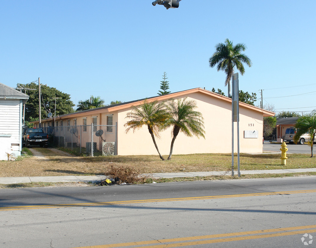 Foto del edificio - 131-151 NW 8th St