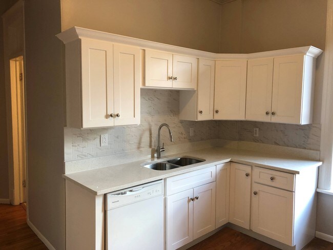 Foto del edificio - 900 W Newport Ave