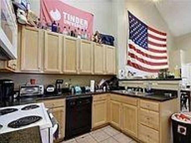 Foto del edificio - West Campus Condo Under $1000/Bedroom Walk...