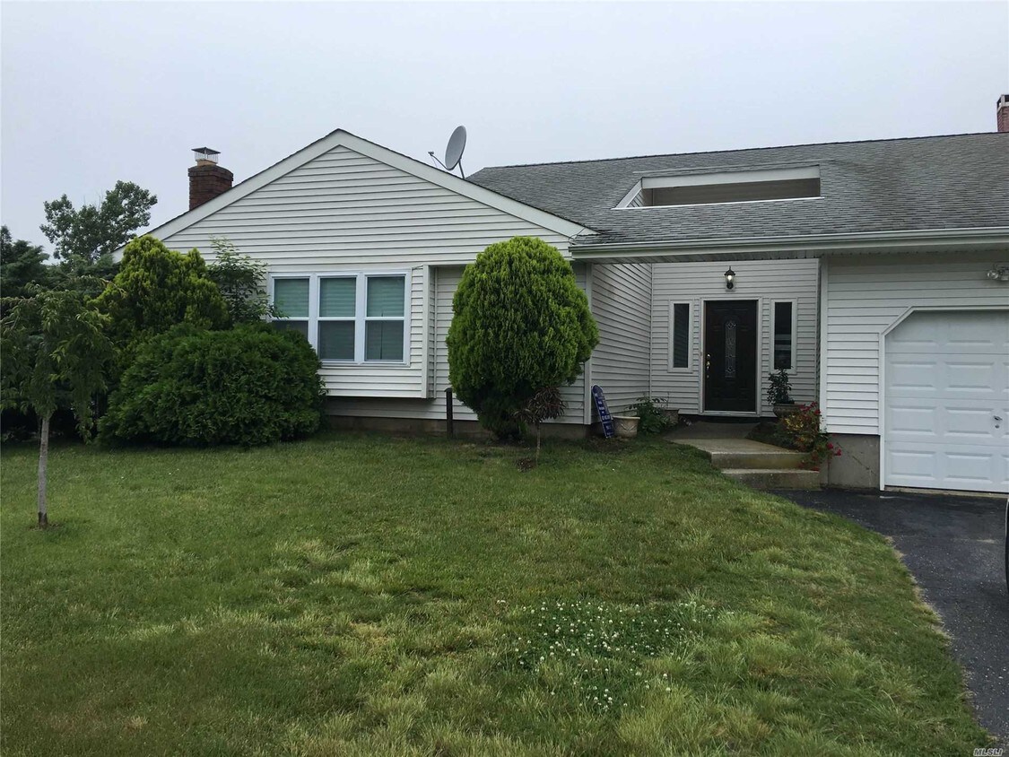 7 Curtis Ave, Bellport, NY 11713