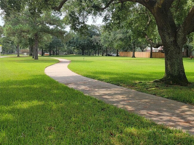 Foto del edificio - 1811 Greenway Village Dr