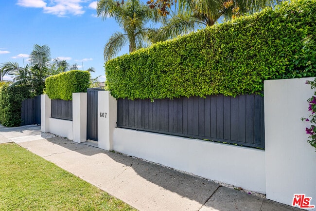Building Photo - 607 N La Jolla Ave