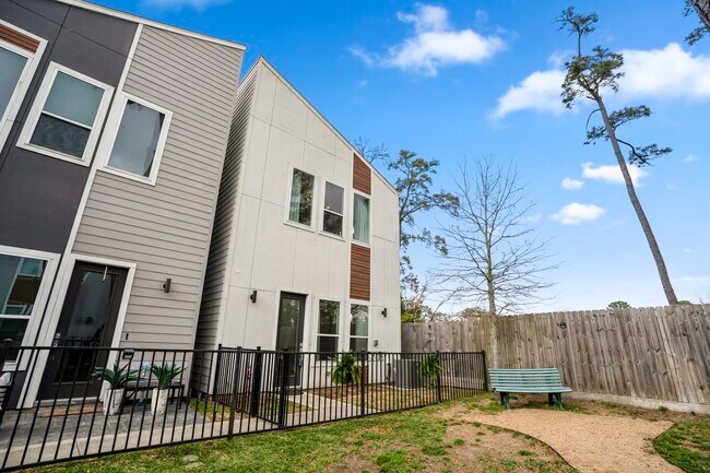 Building Photo - 594 Janisch Rd