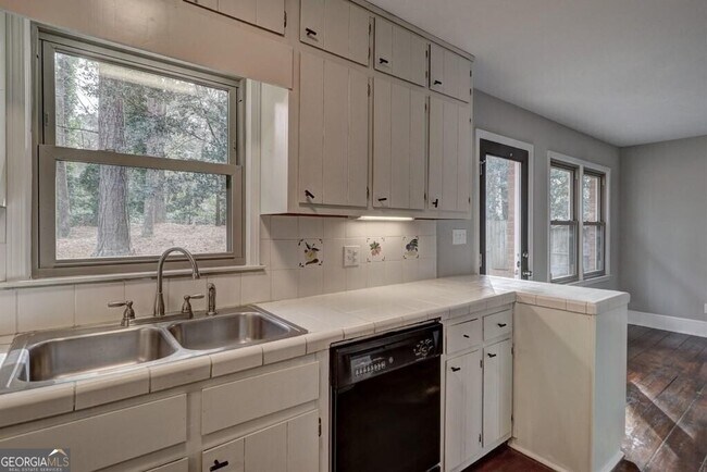 Building Photo - 5532 Four Winds Dr SW