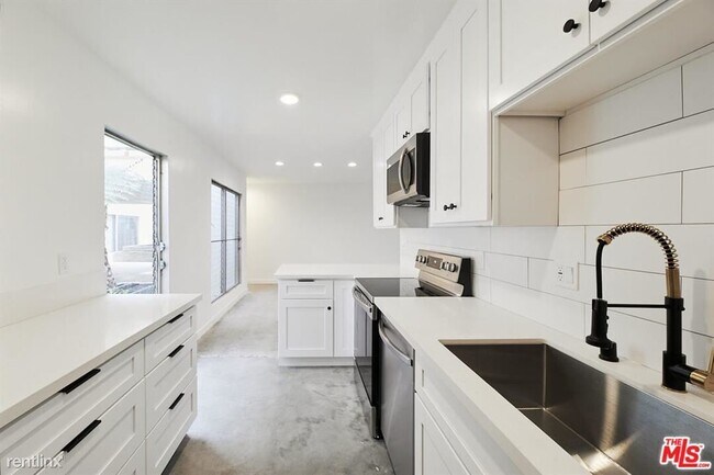 Building Photo - 305 San Vicente Blvd