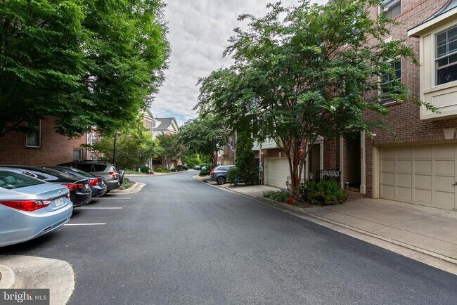 Building Photo - 2519 Gadsby Pl