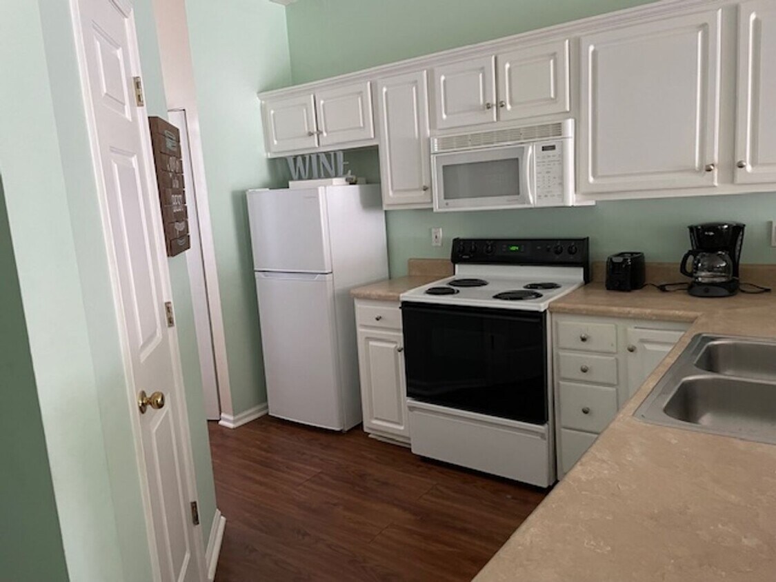 Foto del edificio - 3 bedroom/3.5 bath townhome with 1 car garage