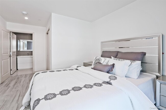 Building Photo - 109-09 15th Ave