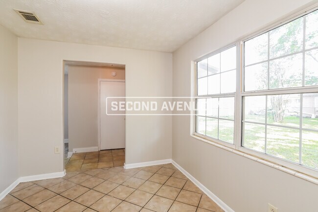 Foto del edificio - 5033 Locksley Ave