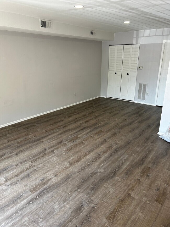 Foto del edificio - 9841 Northeast Ave