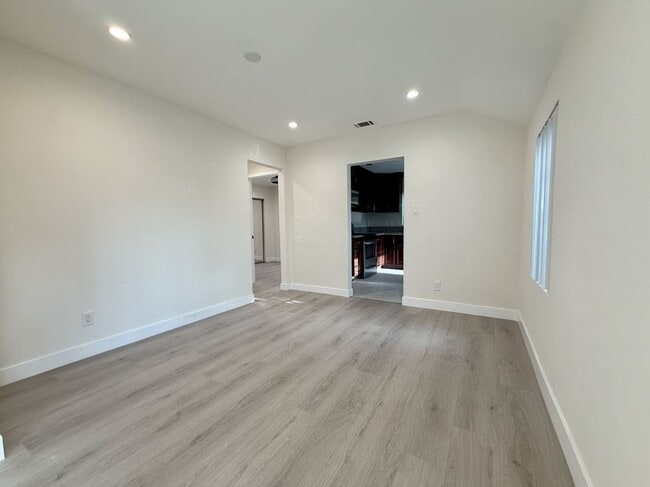 Building Photo - 1004 S Bruce Ln