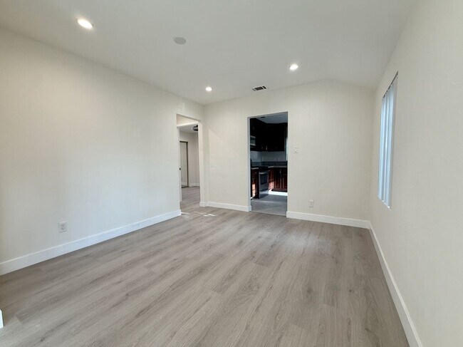 Foto del edificio - 1004 S Bruce Ln