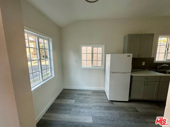 Building Photo - 1762 1/2 N Las Palmas Ave