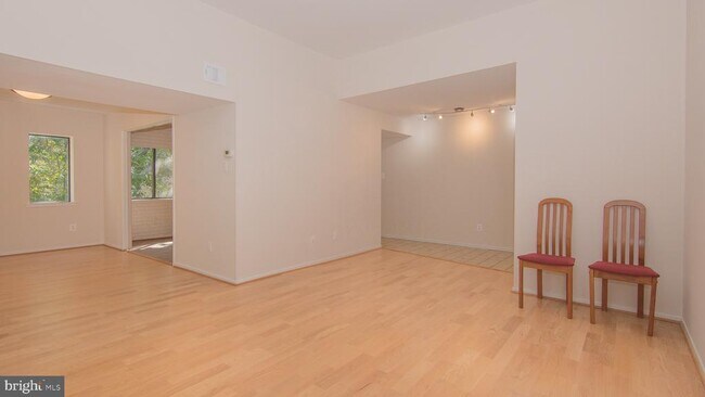 Foto del edificio - 1665 Parkcrest Cir