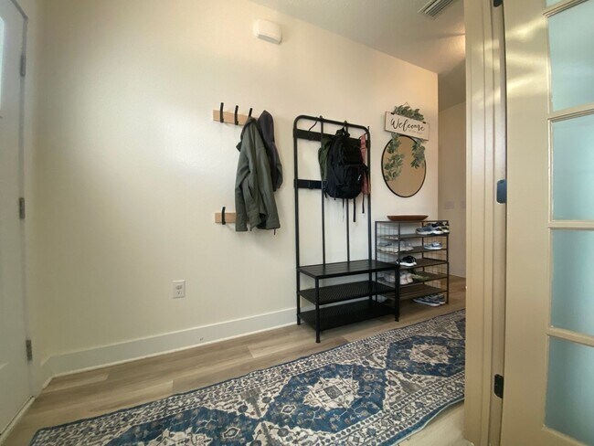 Foto del edificio - Spacious 4BR/2BA Home with Flexible Living Areas in Saddle Ridge