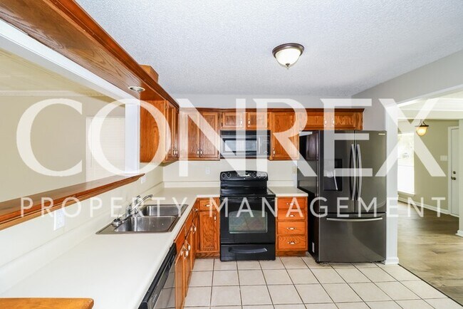 Building Photo - Convenient Location with 2 Car Garage