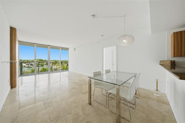 Foto del edificio - 6305 Indian Creek Dr