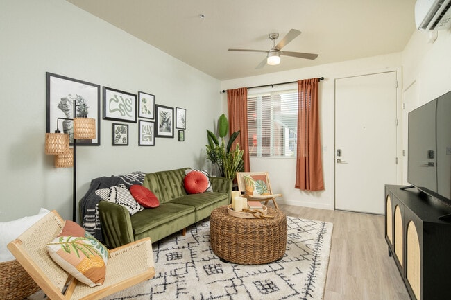 Studio - Living Room/Bed Area - Streamliner 67th