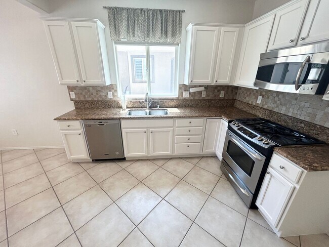 Building Photo - 3/BD 2/BA Golf Course Living at Its Finest...