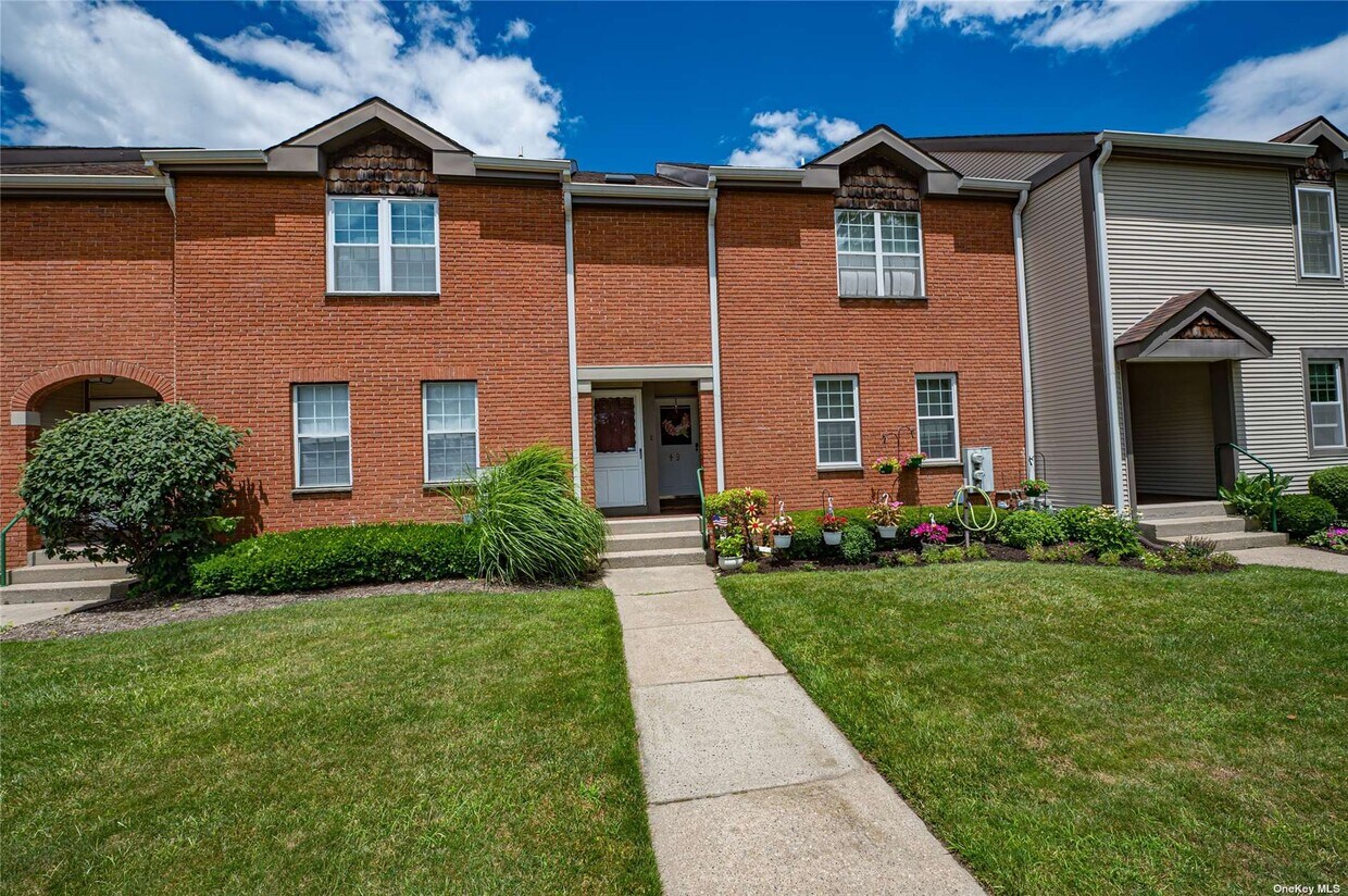 Primary Photo - 49 Greenmeadow Dr