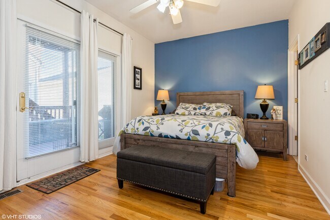 Master bedroom w/sliding doors to the deck - 3121 N Hoyne Ave