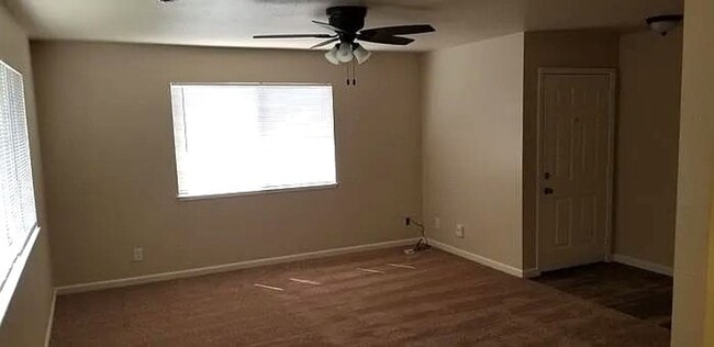 Building Photo - 3 Bed, 1.5 Bath Duplex