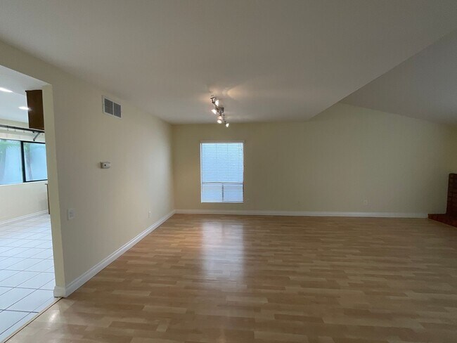 Building Photo - Island Village: Gated 3 Bed 2.5 Bath Attac...