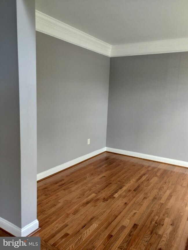 Building Photo - 9320 Laurel Oak Dr