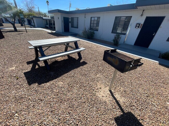 Foto del edificio - Two Bedroom w/ A/C, Yard and Carport - 500...