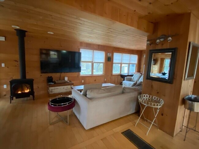 Foto del edificio - 64 Chauncey Creek Rd
