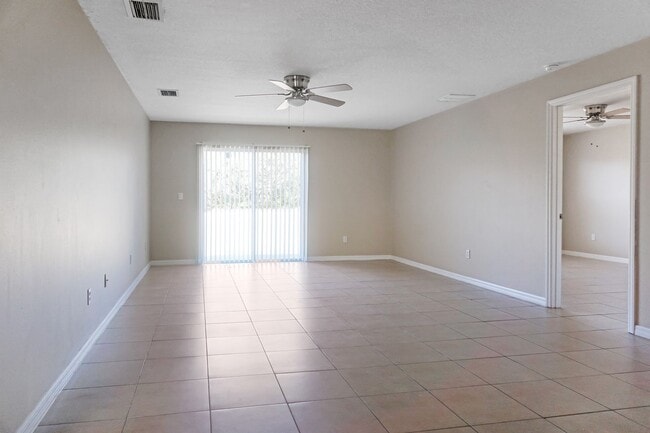 Building Photo - Discover Your Ideal Home in Poinciana, FL!