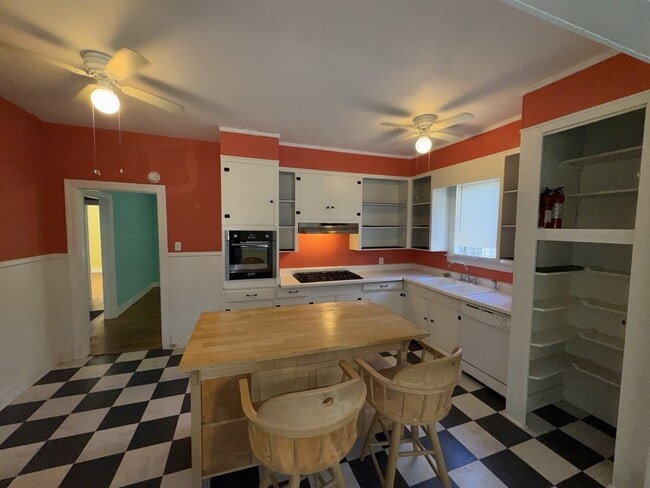 Building Photo - 302 Decelle St