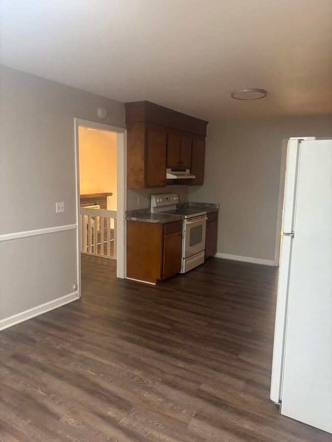 Building Photo - 525 N Royal Tower Dr