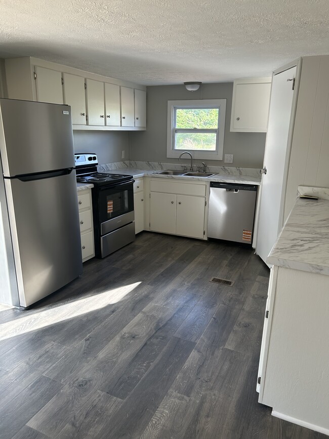 Building Photo - 601 Moores Dr