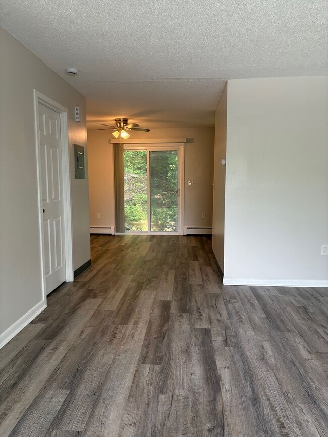 Building Photo - Spacious 2 Bedroom Townhouse