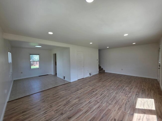 Building Photo - 1206 Putnam St