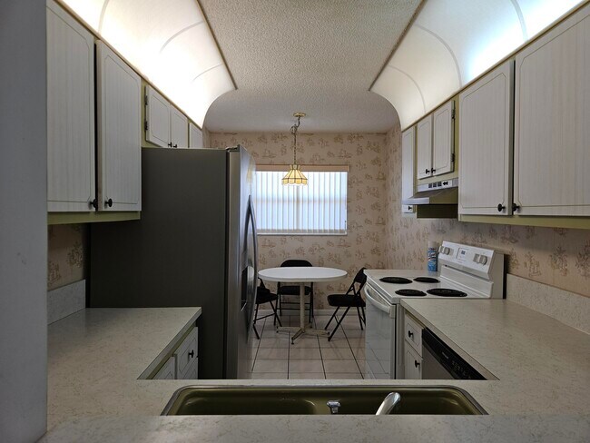 Foto del edificio - 23099 Barwood Ln N