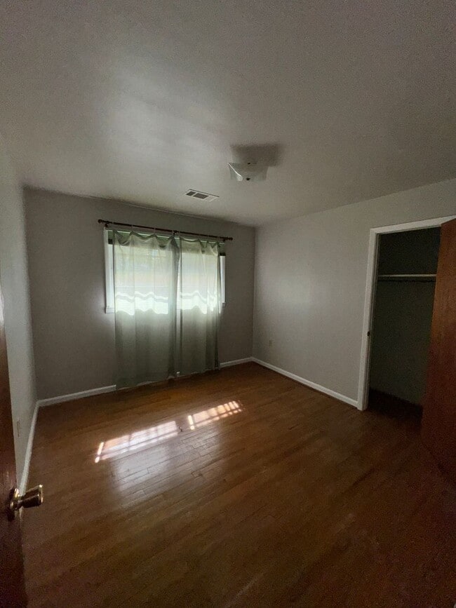 Building Photo - 3 Bed 2 Bath Brick Home