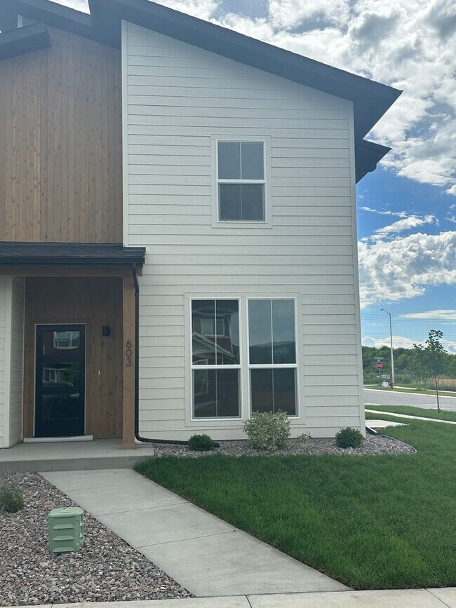 Foto del edificio - New 3 bed 3 bath w/garage for Rent - Kalispell Townhouse