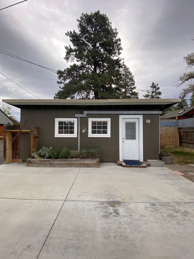 Building Photo - 716 NE Quimby Ave